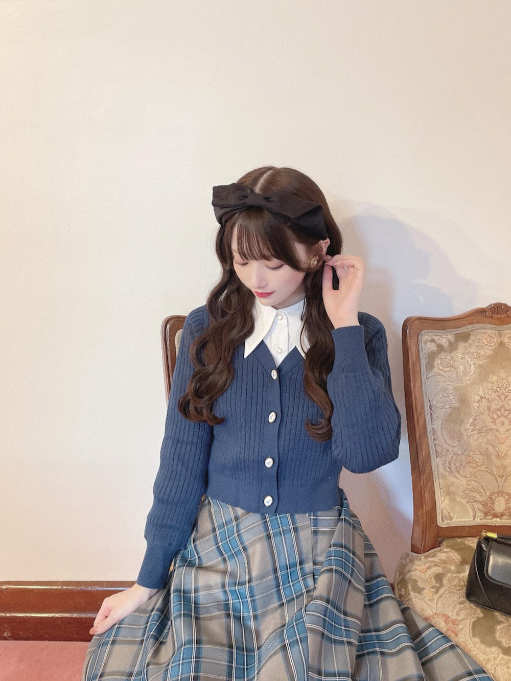 ブルー系のスカート、ブルー系のカーディガン/ボレロ、ホワイト系のシャツ/ブラウスを着用したレディースの秋コーディネートの2枚目の写真