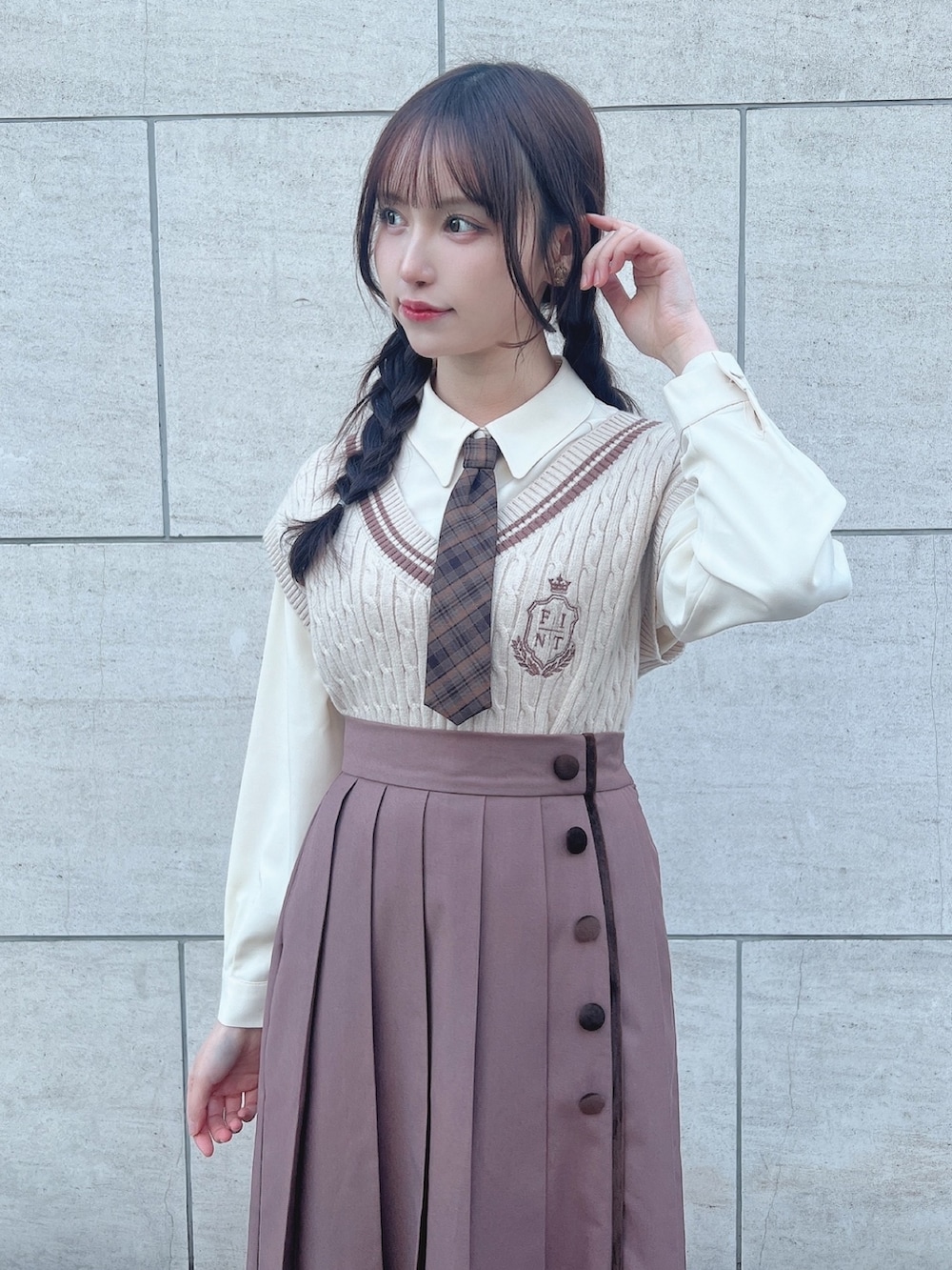 「fint、an another angelus、骨格ウェーブ、骨格ナチュラル、ブルベ、お出かけコーデ、プレッピー、ブラウス、ネクタイ、ベスト、ニット、ニットベスト、刺繍、プリーツスカート、ローファー」｜「F i.n.tのライン使いケーブルニットベスト（ベスト、ホワイト系）」を使った、F i.n.tさん（骨格ウェーブ・レディース・157cm）の冬コーディネートの2枚目の写真