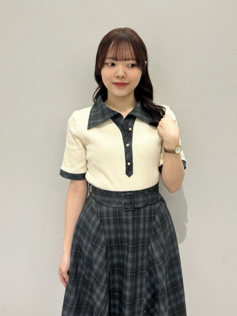 ブラウン系のローファー、ブラウン系のハンドバッグ、グリーン系のスカートを着用したレディースの春コーディネートの3枚目の写真