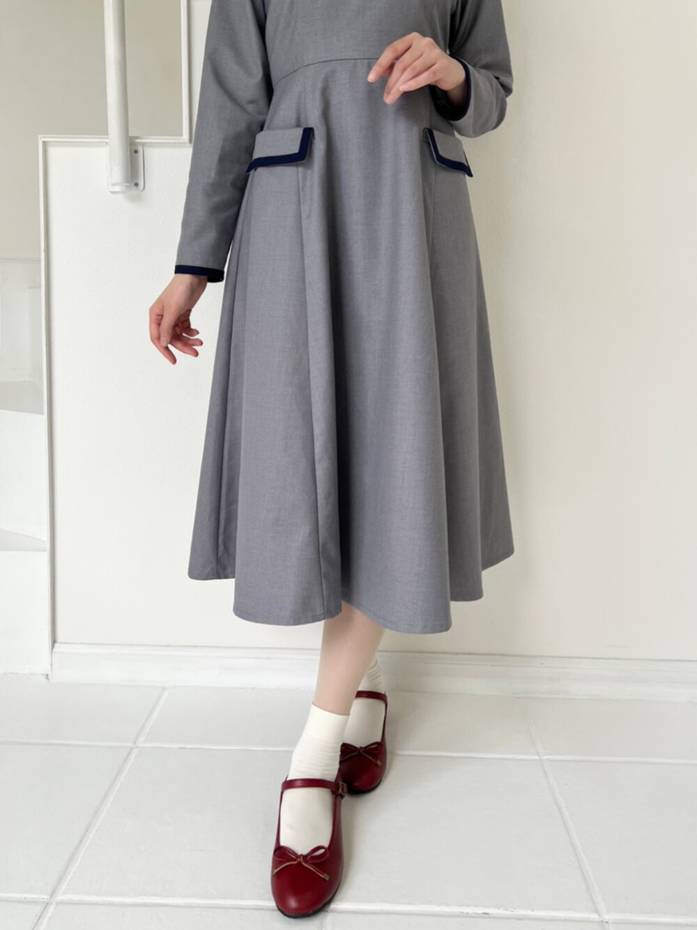 グレー系のワンピース、レッド系のバレエシューズを着用したレディースの秋コーディネートの3枚目の写真