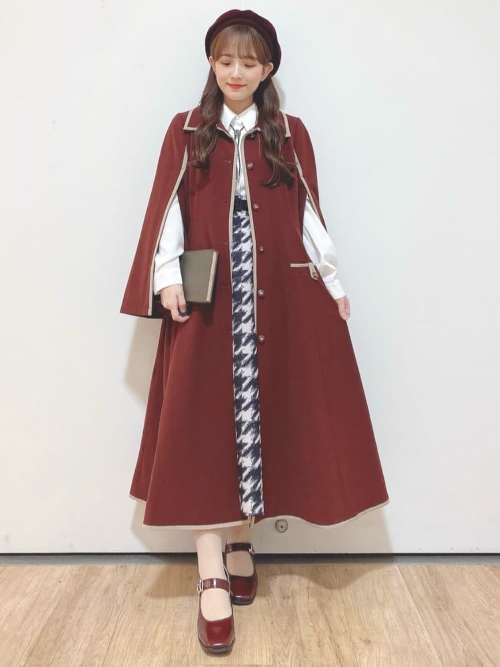「150cm~154cm、骨格ウェーブ、an another angelus、おでかけコーデ、イエベ春、24AW秋の新作、レトロ、長袖ブラウス、パンプス、秋色コーデ、スカート、ベレー帽、トレンチコート、千鳥柄、コート」|「an another angelusのバイカラーケープスリーブコート(その他アウター、レッド系)」を使った、F i.n.tさん(レディース・150cm)の秋コーディネートの3枚目の写真