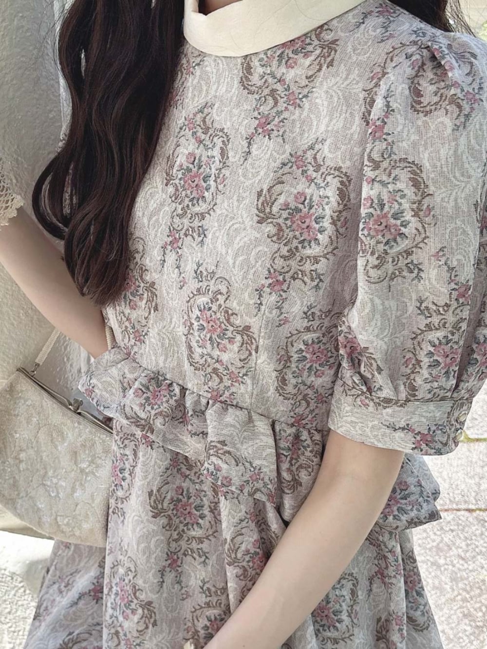 ピンク系のワンピースを着用したレディースの秋コーディネートの5枚目の写真