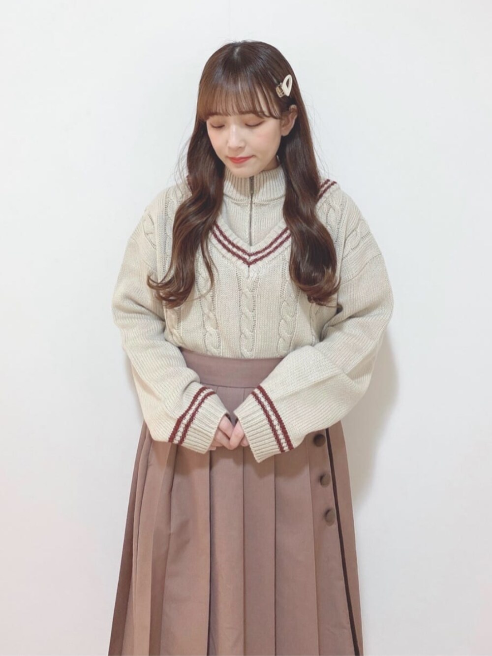 ブラウン系のローファー、ホワイト系のショルダーバッグ、ブラウン系のスカートを着用したレディースの冬コーディネートの2枚目の写真