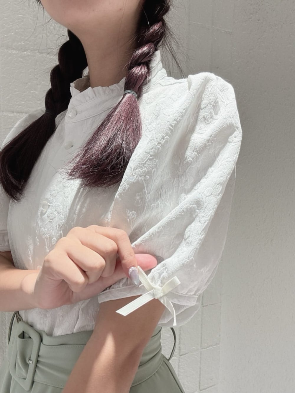 グリーン系のスカート、ホワイト系のシャツ/ブラウス、ブラウン系のパンプスを着用したレディースの夏コーディネートの3枚目の写真