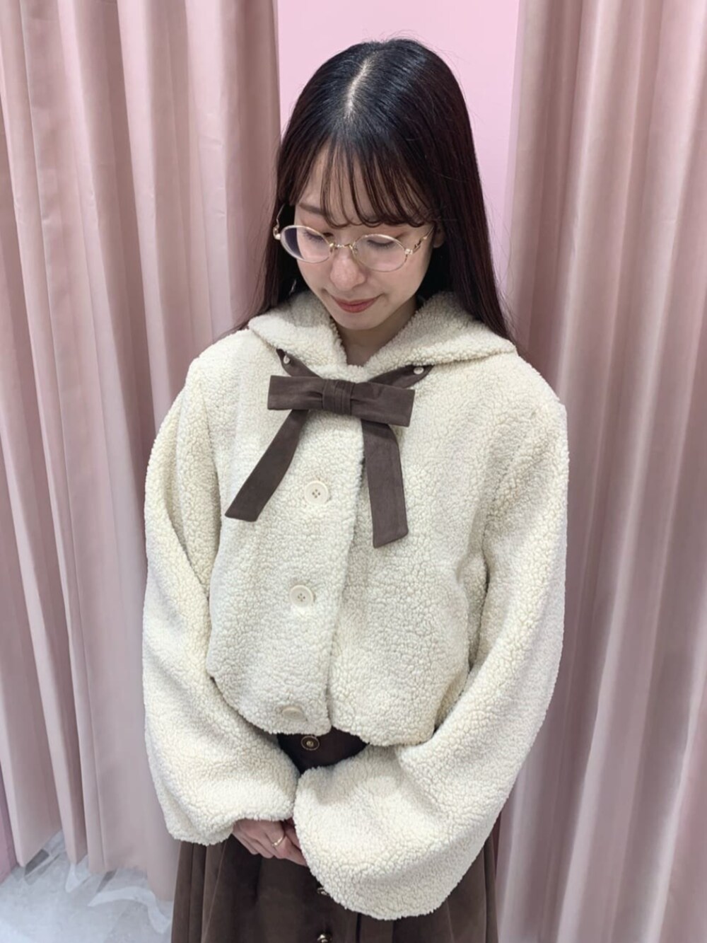 ベージュ系のシャツ/ブラウス、ホワイト系のその他アウター、ブラウン系のブーツを着用したレディースの秋コーディネートの2枚目の写真