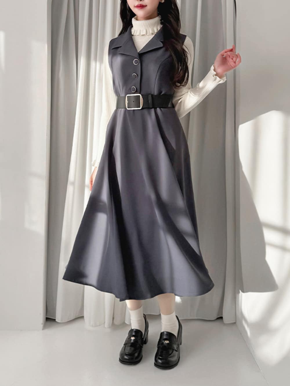 ブラック系のローファー、ホワイト系のニット/セーター、グレー系のワンピースを着用したレディースの冬コーディネートの2枚目の写真