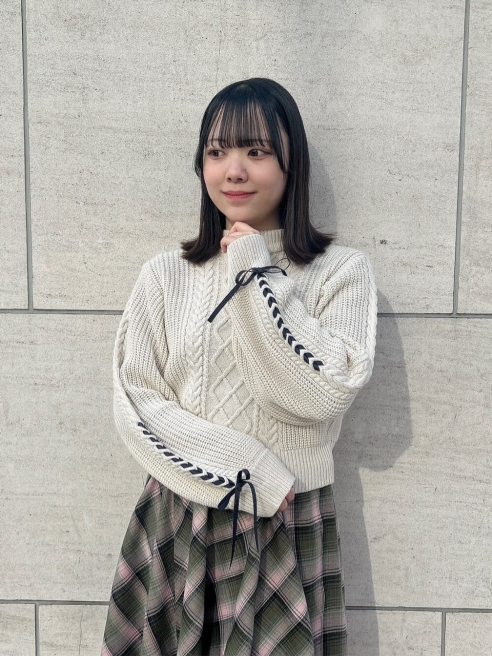 ブラック系のその他シューズ、グリーン系のスカート、ホワイト系のニット/セーターを着用したレディースの冬コーディネートの3枚目の写真