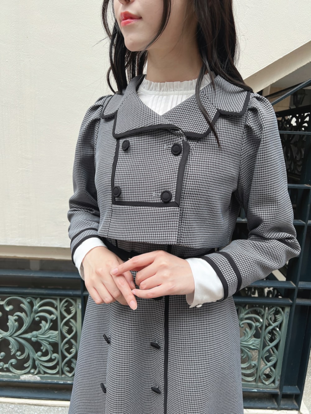 ブラック系のパンプス、ブラック系のセットアップ、ホワイト系のシャツ/ブラウスを着用したレディースの秋コーディネートの2枚目の写真