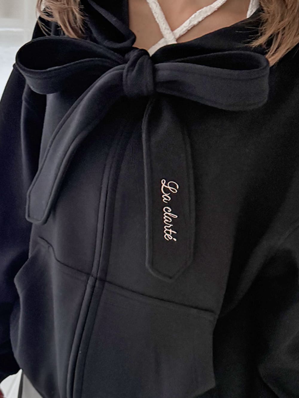 レッド系のバレエシューズ、ブラック系のパーカーを着用したレディースの冬コーディネートの3枚目の写真