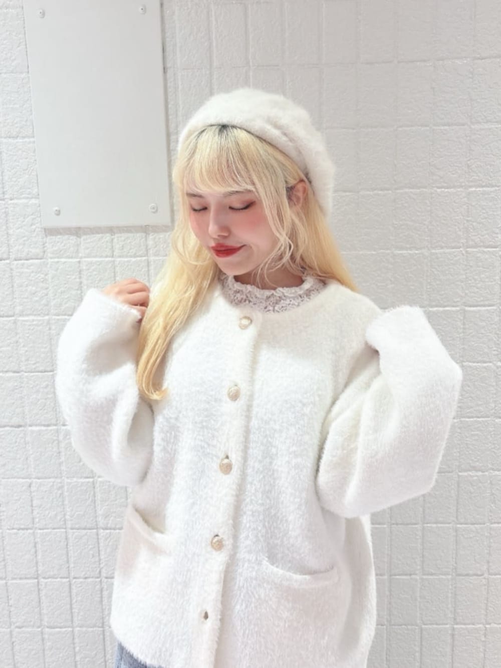 ホワイト系のTシャツ/カットソー、ホワイト系のカーディガン/ボレロ、ブルー系のショルダーバッグを着用したレディースの冬コーディネートの2枚目の写真