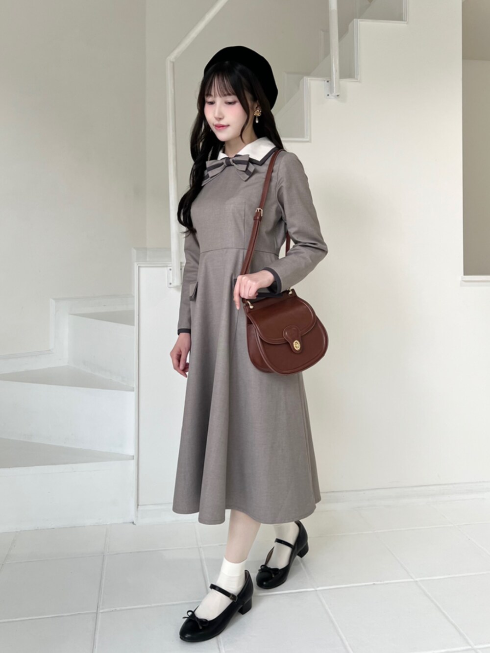 ベージュ系のワンピース、ブラック系のバレエシューズ、ブラック系のハンチング/ベレー帽を着用したレディースの秋コーディネートの2枚目の写真