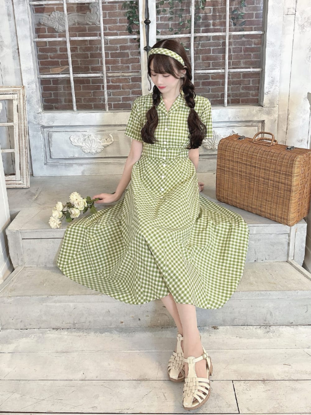 ホワイト系のワンピース、ホワイト系のカチューシャを着用したレディースの春コーディネートの2枚目の写真