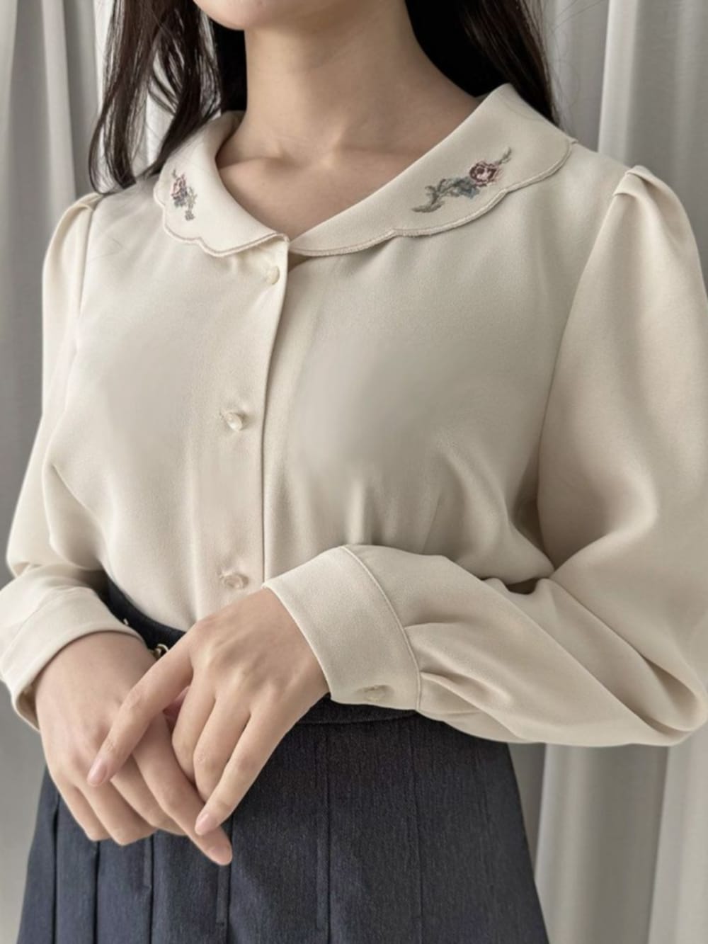 ブラウン系のローファー、ベージュ系のシャツ/ブラウス、ブルー系のデニムスカートを着用したレディースの冬コーディネートの3枚目の写真