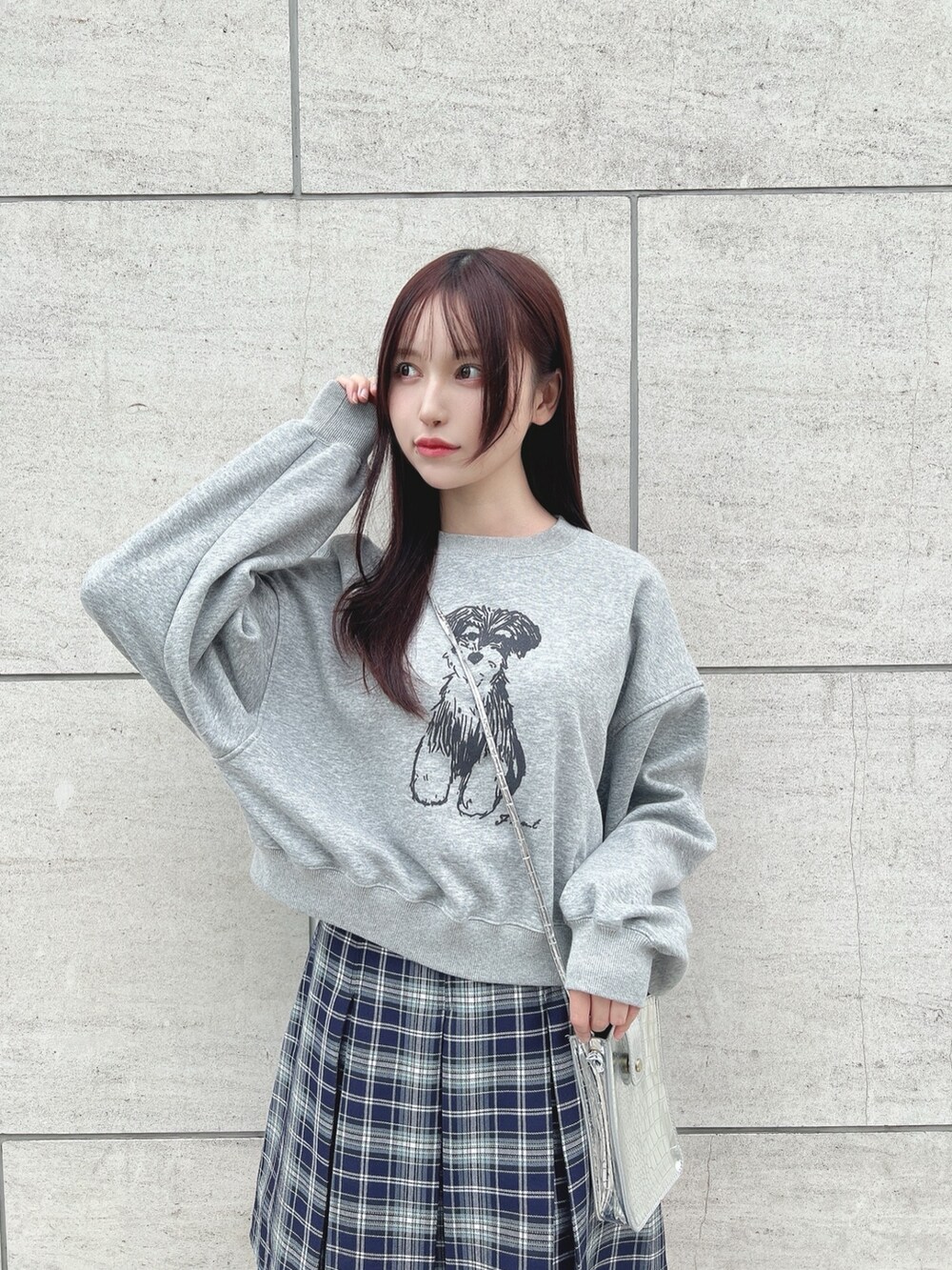 ホワイト系のスニーカー、ブルー系のスカート、グレー系のスウェットを着用したレディースの秋コーディネートの2枚目の写真