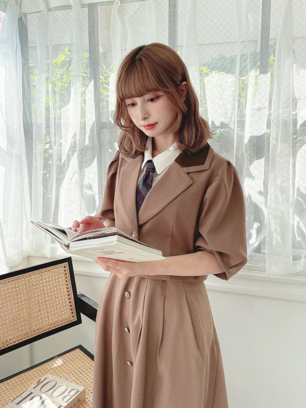 ホワイト系のTシャツ/カットソー、ブラウン系のセットアップ、ブラウン系のローファーを着用したレディースの夏コーディネートの2枚目の写真