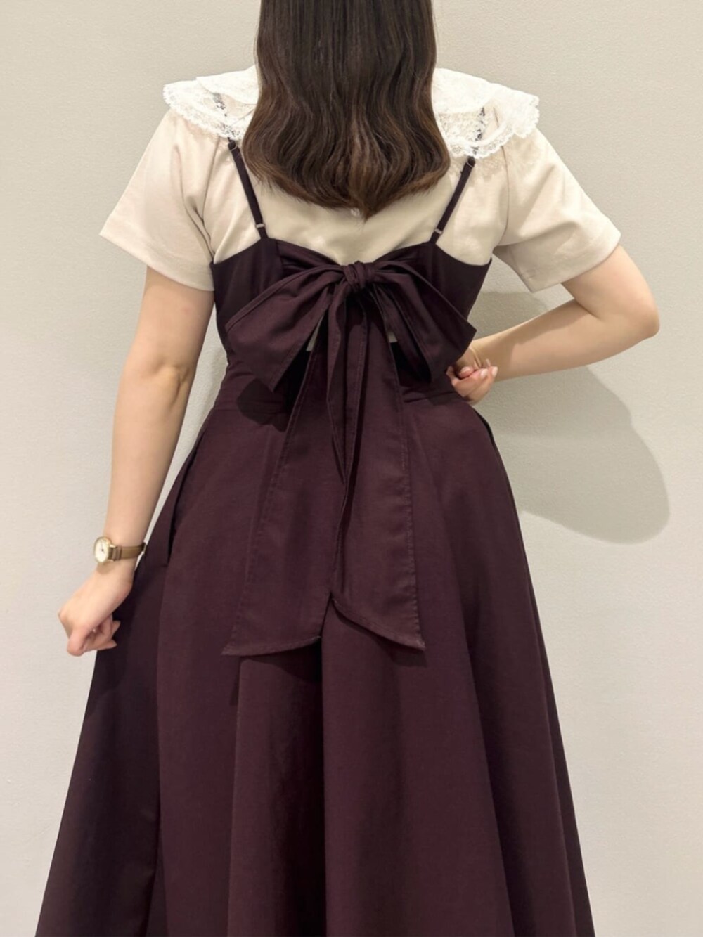 ピンク系のTシャツ/カットソー、ブラウン系のパンプスを着用したレディースの夏コーディネートの2枚目の写真