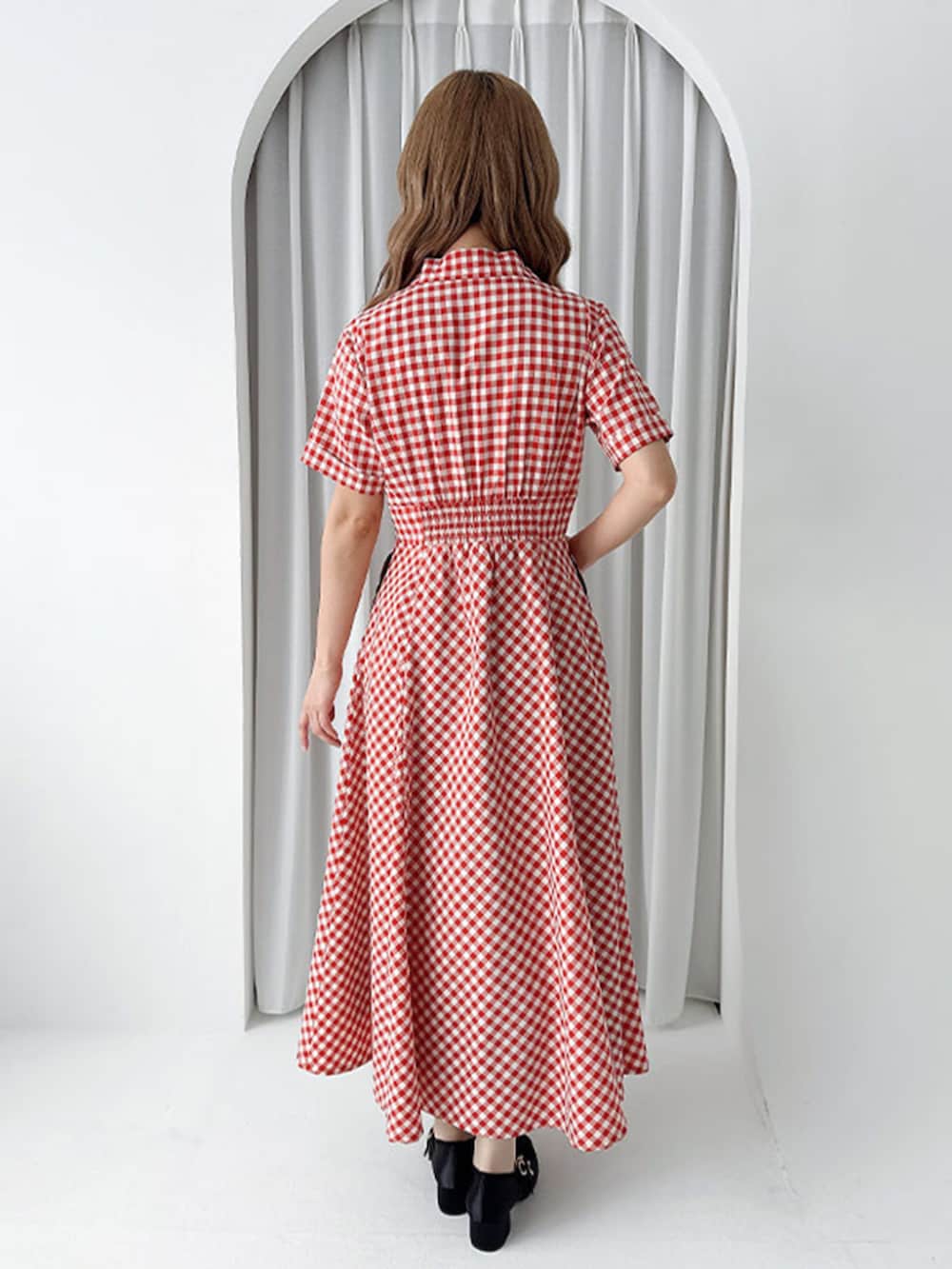 ブラック系のパンプス、ホワイト系のワンピース、ホワイト系のカチューシャを着用したレディースの春コーディネートの3枚目の写真