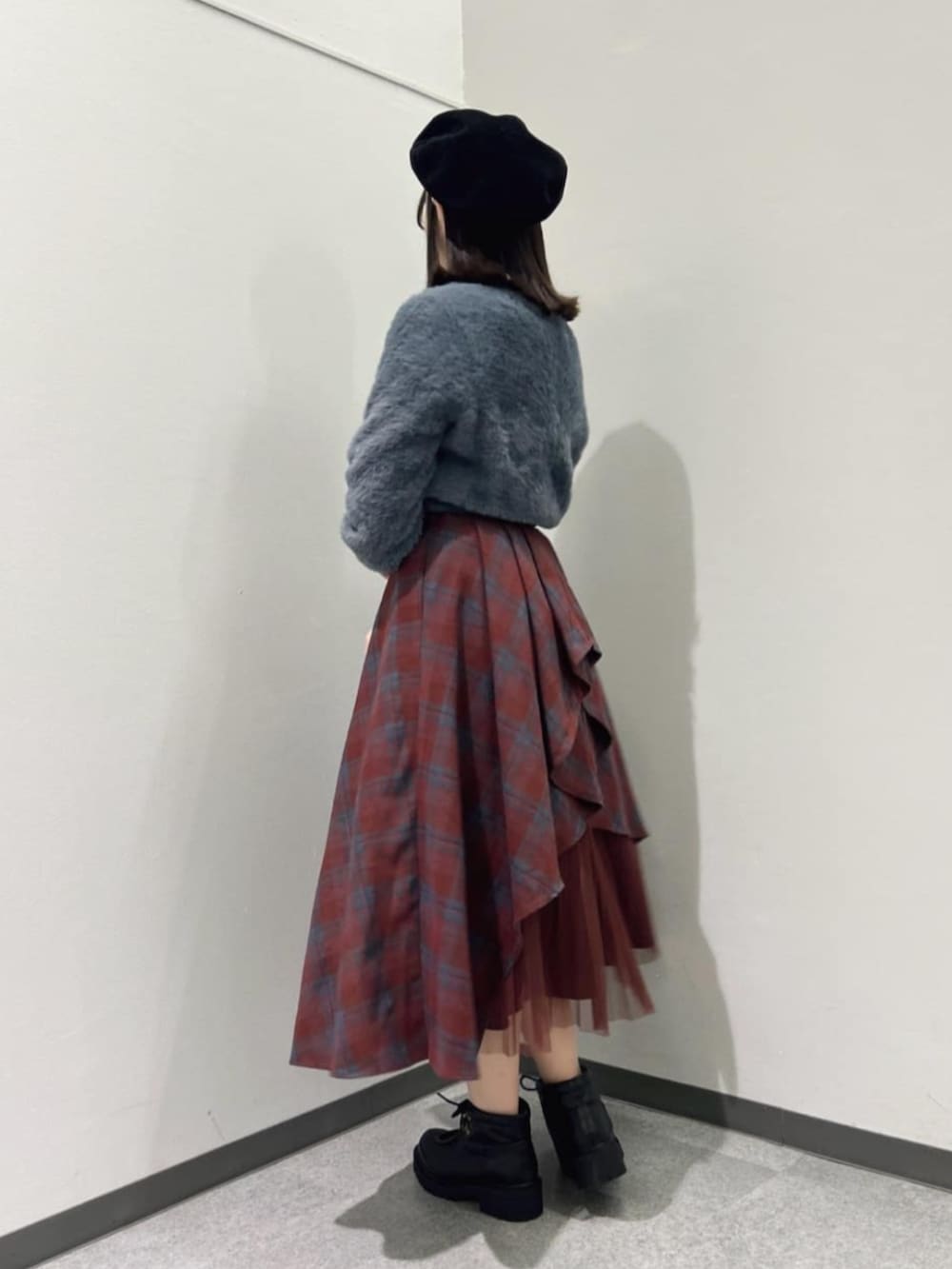 「fint、an another angelus、骨格ウェーブ、イエベ春、低身長、クリスマスに着たい服、シャギーニット、カーディガン、ブラウス、リボン、刺繍、チェック、チェックスカート、ラッフルフリル、チュール」｜「F i.n.tのプチレースアップブーティー（ブーツ、ブラック系）」を使った、F i.n.tさん（レディース・153cm）の冬コーディネートの2枚目の写真
