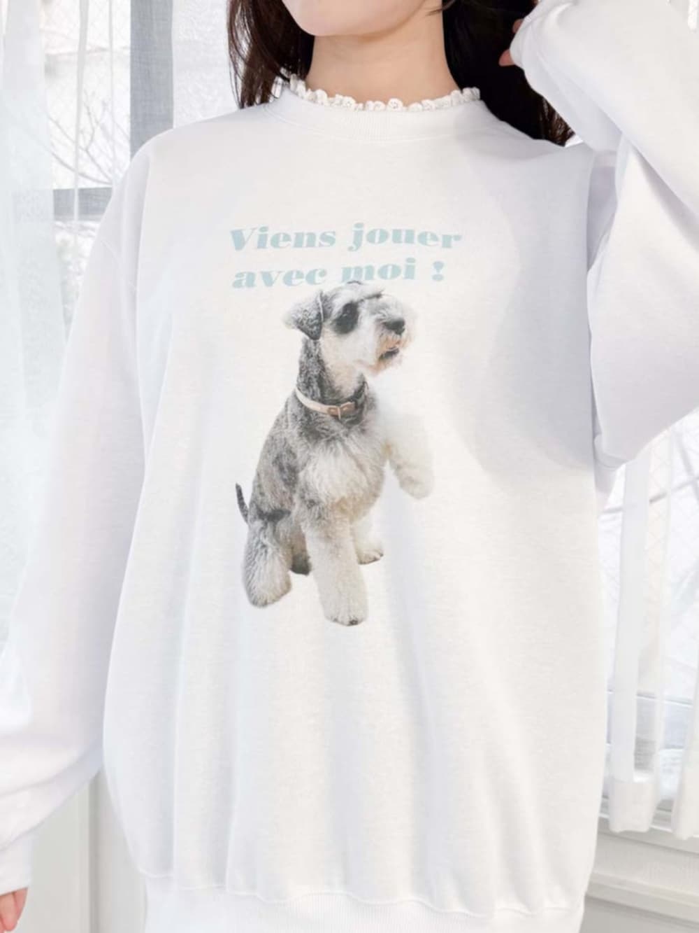 ブルー系のデニムスカート、グリーン系のスウェットを着用したレディースの春コーディネートの3枚目の写真