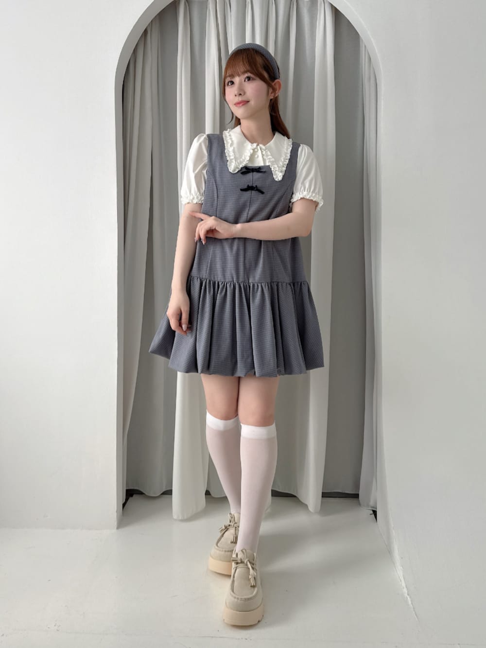 ホワイト系のシャツ/ブラウス、グレー系のジャンパースカートを着用したレディースの夏コーディネートの2枚目の写真