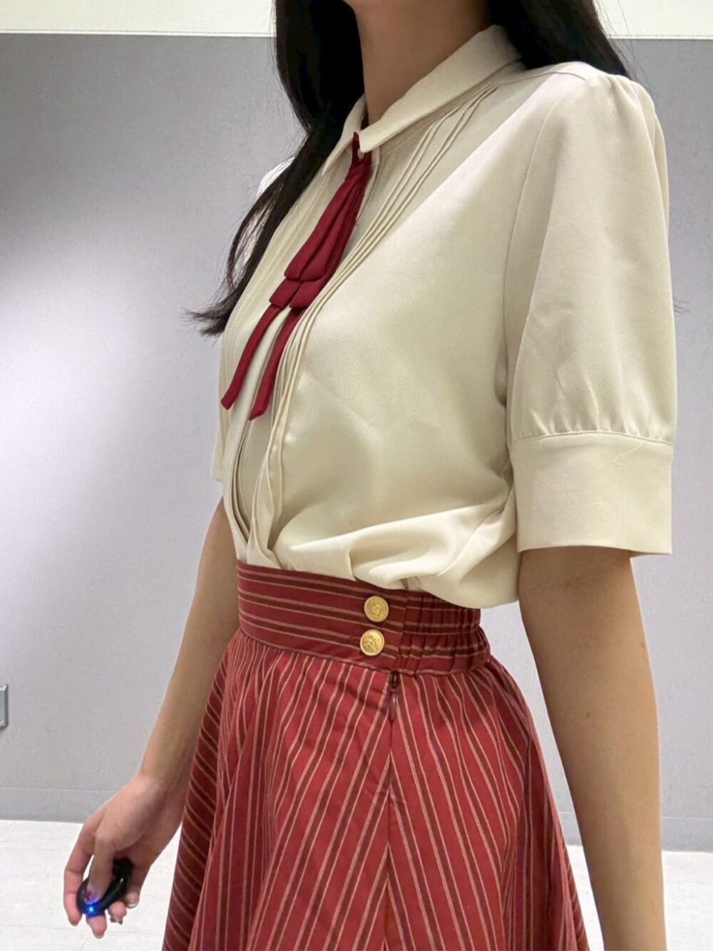 ホワイト系のシャツ/ブラウス、ブラウン系のパンプス、レッド系のスカートを着用したレディースの夏コーディネートの2枚目の写真