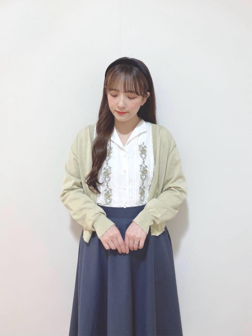 「fint、an another angelus、骨格ウェーブ、イエベ春、低身長、春コーデ、お出かけコーデ、大人かわいい、クラシカル、ブラウス、刺繍、UVカット、冷房対策、スカート、フラットシューズ」|「F i.n.tのクラシックアソートカチューシャ/F&A(カチューシャ、ブラック系)」を使った、F i.n.tさん(骨格ウェーブ・レディース・150cm)の春コーディネートの2枚目の写真