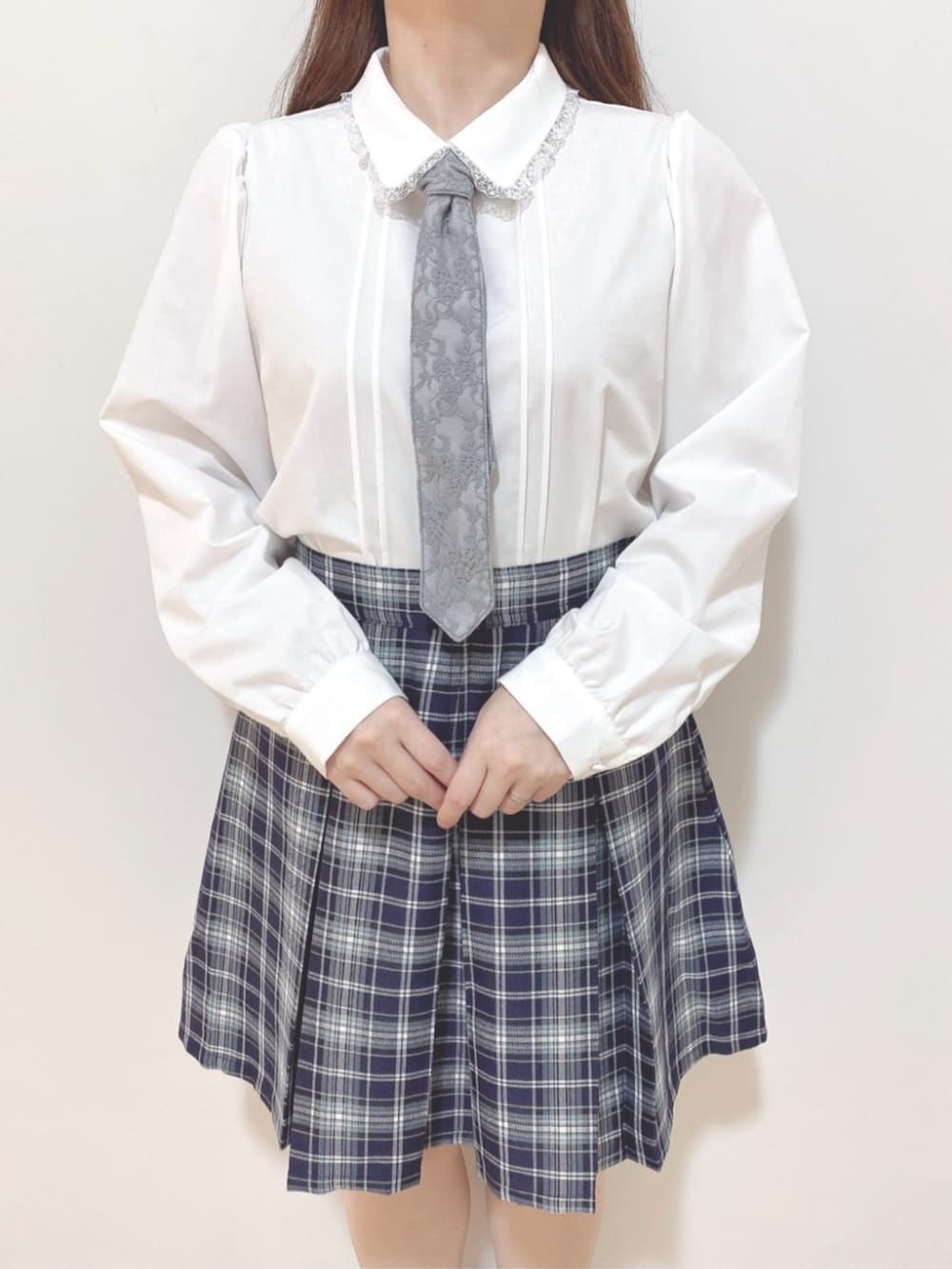 「骨格ウェーブ、イエベ春、F i.n.t、おでかけコーデ、24AW秋の新作、24AW、150cm~154cm、レトロ、長袖ブラウス、ガーリー、ハンドバッグ、ローファー、プレッピー、プリーツスカート、チェック」｜「F i.n.tのスカラップラペルジャケット（セットアップ、グレー系）」を使った、F i.n.tさん（レディース・150cm）の秋コーディネートの6枚目の写真