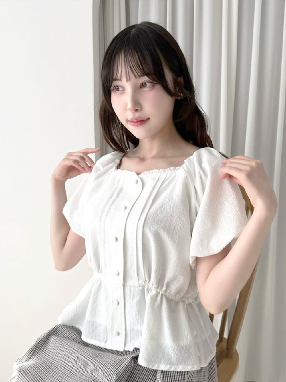 ホワイト系のパンプス、ホワイト系のスカート、ホワイト系のシャツ/ブラウスを着用したレディースの夏コーディネートの2枚目の写真