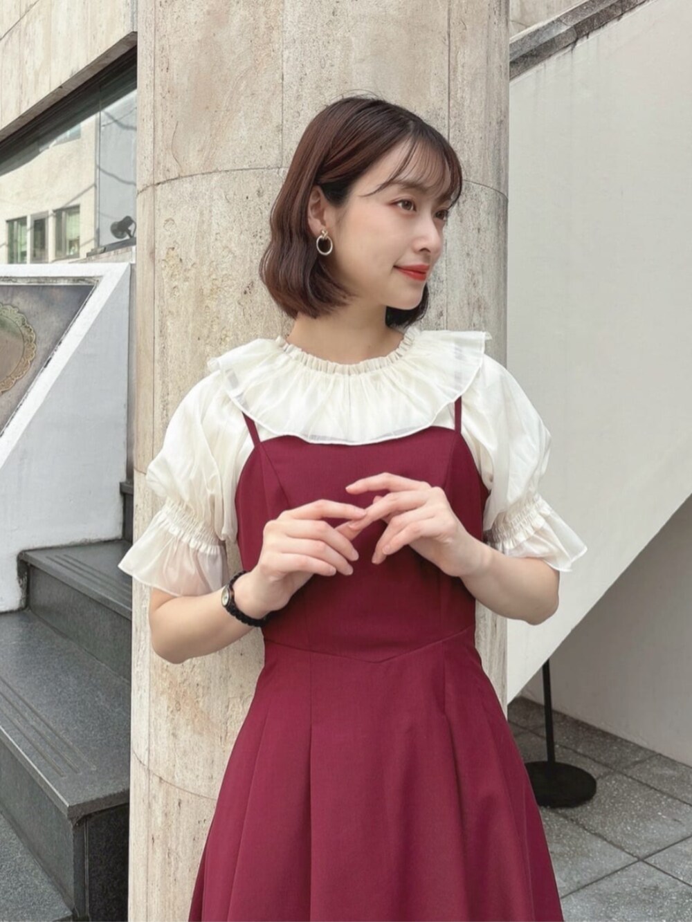 ホワイト系のシャツ/ブラウス、レッド系のワンピース、ブラウン系のパンプスを着用したレディースの夏コーディネートの2枚目の写真