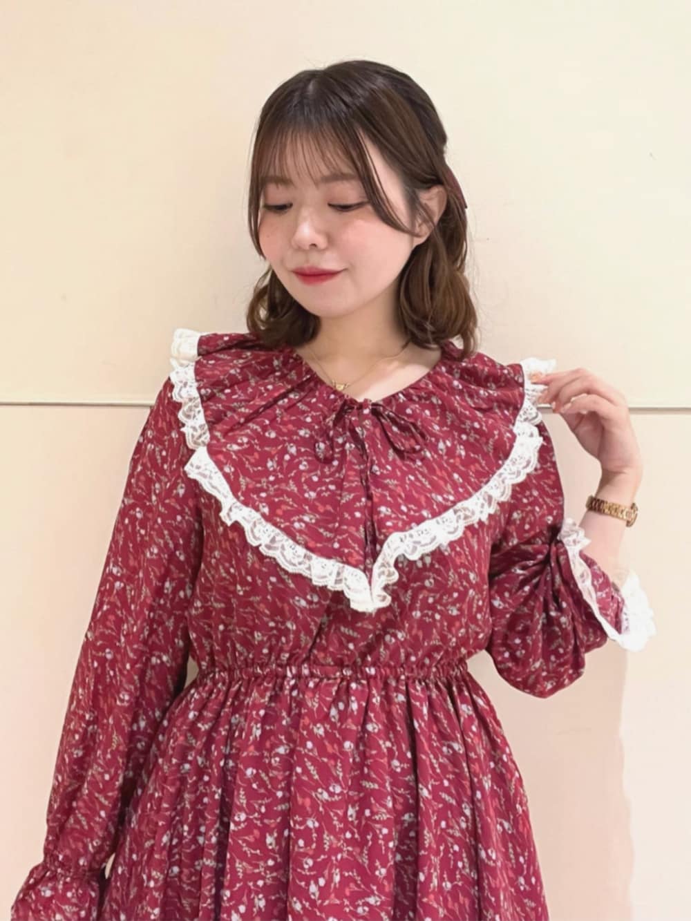 ブラウン系のショルダーバッグ、レッド系のワンピース、レッド系のバレエシューズを着用したレディースの秋コーディネートの3枚目の写真