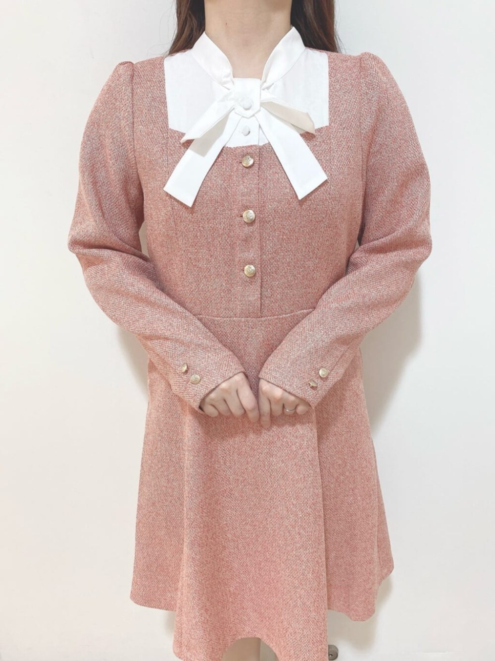 「イエベ春、F i.n.t、an another angelus、長袖ワンピース、ガーリー、クラシカル、ローファー、ハンドバック、パンプス、チュールリボン、レディース、骨格ウェーブ、デートコーデ、秋コーデ、チェック」｜「an another angelusのシアーリボンパンプス（パンプス、ピンク系）」を使った、F i.n.tさん（レディース・150cm）の秋コーディネートの6枚目の写真