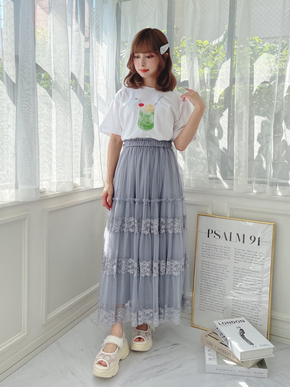 ホワイト系のサンダル、グレー系のスカート、ホワイト系のTシャツ/カットソーを着用したレディースの夏コーディネートの2枚目の写真