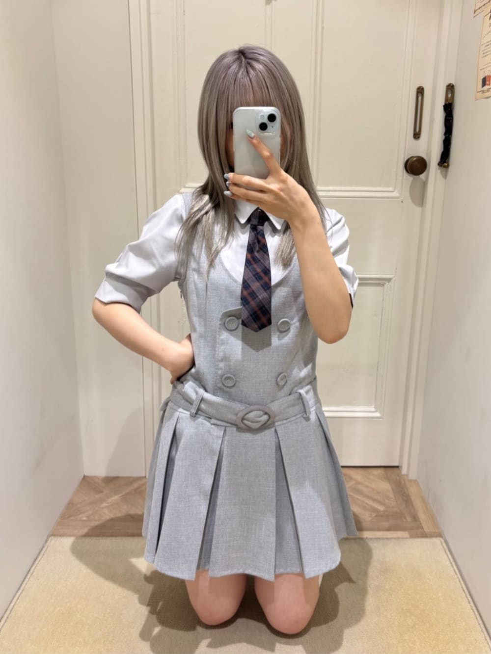 「fint、an another angelus、骨格ストレート、ブルべ夏、夏コーデ、秋コーデ、秋服準備はじめました、プレッピー、お出かけコーデ、シャツスタイル、ネクタイ、チェック、ジャンパースカート、グレー、厚底シューズ」｜「F i.n.tのハートバッグ（ハンドバッグ、ブラック系）」を使った、F i.n.tさん（骨格ストレート・レディース・155cm）の夏コーディネートの3枚目の写真
