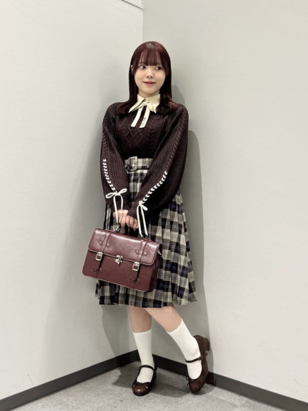 ブラウン系のスカート、ブラウン系のショルダーバッグ、ブラウン系のバレエシューズを着用したレディースの秋コーディネートの3枚目の写真