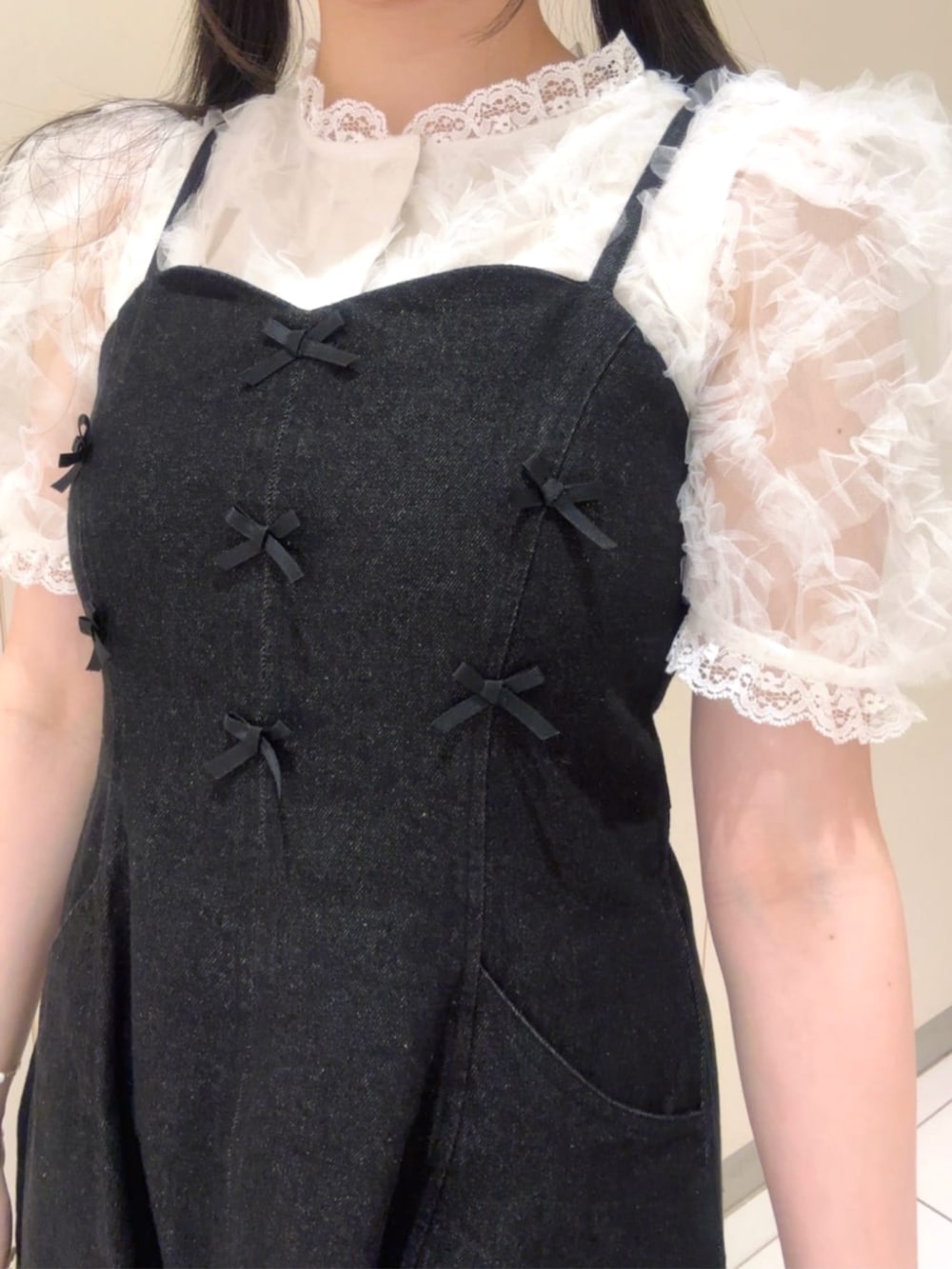 ブラック系のサンダル、ブラック系のハンドバッグ、ブラック系のワンピースを着用したレディースの春コーディネートの3枚目の写真