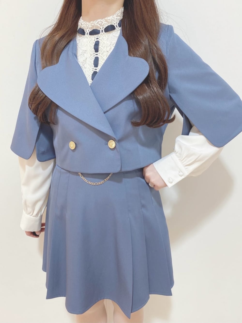 「fint、an another angelus、骨格ウェーブ、イエベ春、低身長、春コーデ、お出かけコーデ、推し活コーデ、セットアップスタイル、セットアップ、ジャケット、ケープ、プリーツスカート、ブラウス、厚底サンダル」｜「F i.n.tのレースリボンヘアクリップセット（バレッタ/ヘアクリップ、ホワイト系）」を使った、F i.n.tさん（骨格ウェーブ・レディース・150cm）の春コーディネートの3枚目の写真