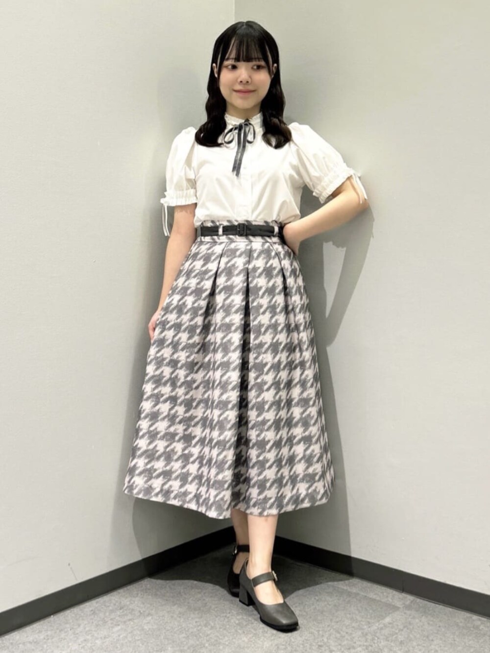 グレー系のスカート、ピンク系のセットアップ、ホワイト系のシャツ/ブラウスを着用したレディースの秋コーディネートの4枚目の写真