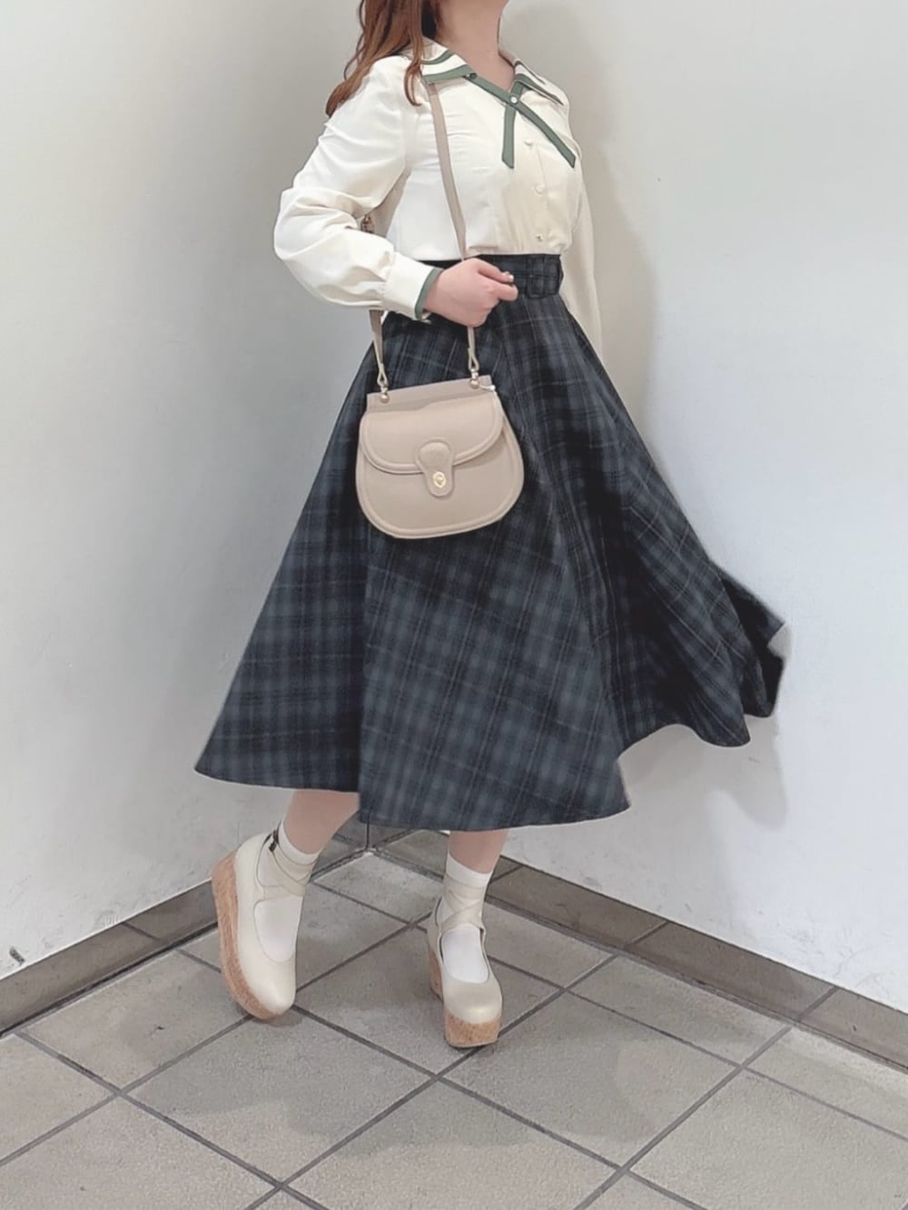 ホワイト系のパンプス、ピンク系のショルダーバッグ、ホワイト系のシャツ/ブラウスを着用したレディースの春コーディネートの3枚目の写真