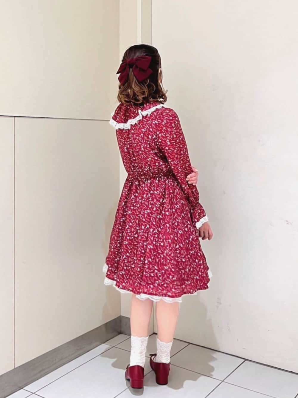 ブラウン系のショルダーバッグ、レッド系のワンピース、レッド系のバレエシューズを着用したレディースの秋コーディネートの2枚目の写真