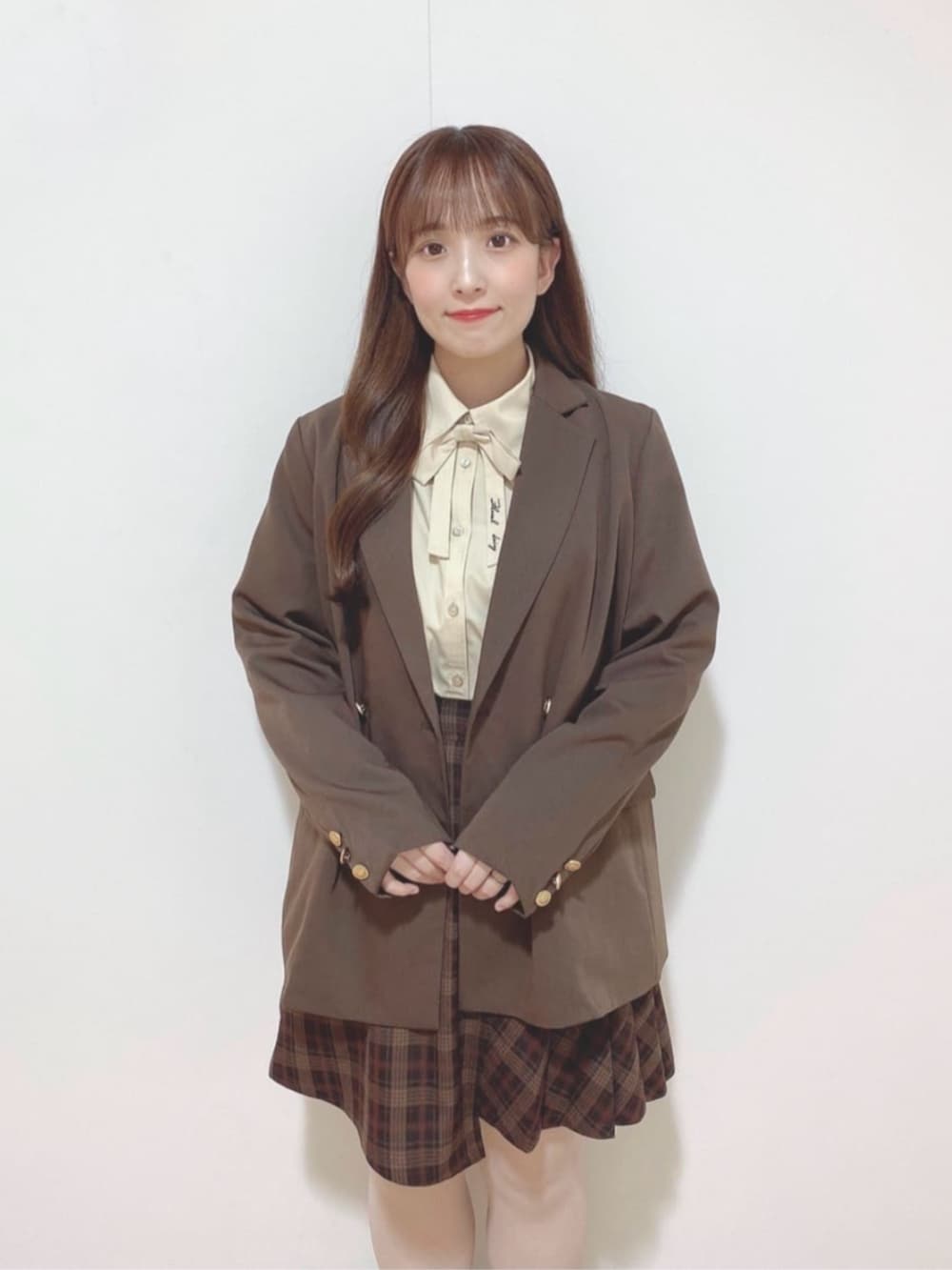 ブラウン系のショルダーバッグ、ベージュ系のシャツ/ブラウス、ブラウン系のスカートを着用したレディースの秋コーディネートの2枚目の写真