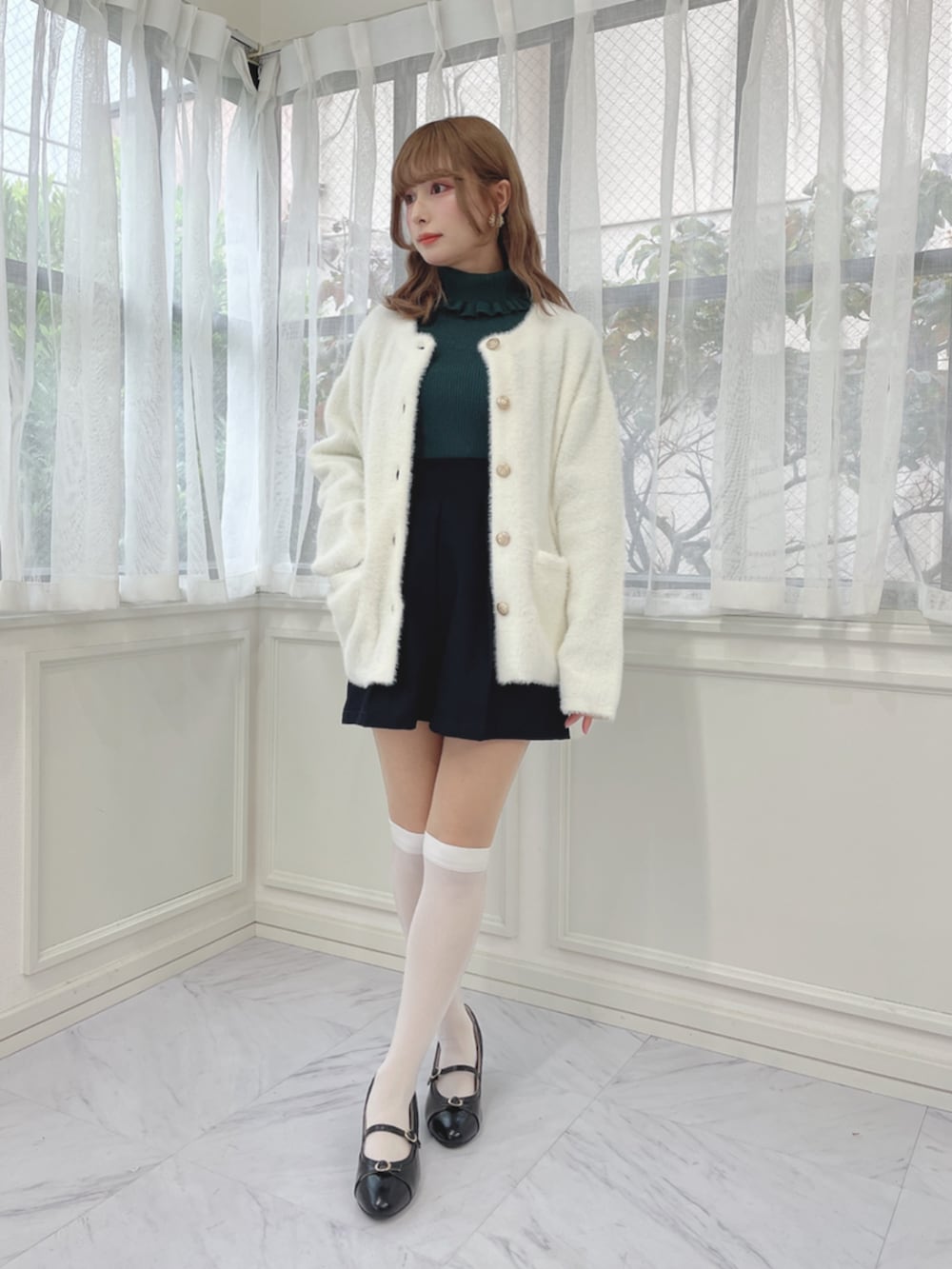 ブラック系のパンプス、ブラック系のその他パンツ、グリーン系のニット/セーターを着用したレディースの秋コーディネートの3枚目の写真