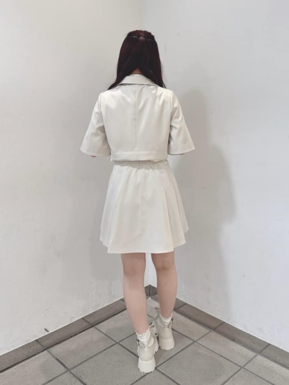 「fint、an another angelus、骨格ウェーブ、イエベ春、春服コーデ、淡色コーデ、セットアップ、セットアップスタイル、ジャケット、ケープ、プリーツスカート、ホワイト、ハートバッグ、リボン、厚底シューズ」｜「F i.n.tのビッグリボン厚底パンプス（パンプス、ホワイト系）」を使った、F i.n.tさん（骨格ウェーブ・レディース・160cm）の春コーディネートの2枚目の写真