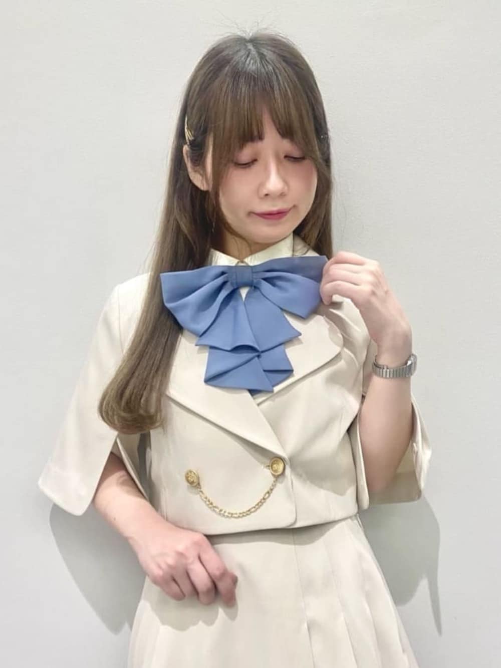 「fint、an another angelus、骨格ウェーブ、ブルベ夏、低身長、春コーデ、お出かけコーデ、淡色コーデ、セットアップスタイル、セットアップ、ジャケット、チェック、プリーツスカート、サッチェルバッグ、厚底シューズ」｜「F i.n.tのダブルベルト縦型サッチェルバッグ（ハンドバッグ、ベージュ系）」を使った、F i.n.tさん（骨格ウェーブ・レディース・150cm）の春コーディネートの4枚目の写真