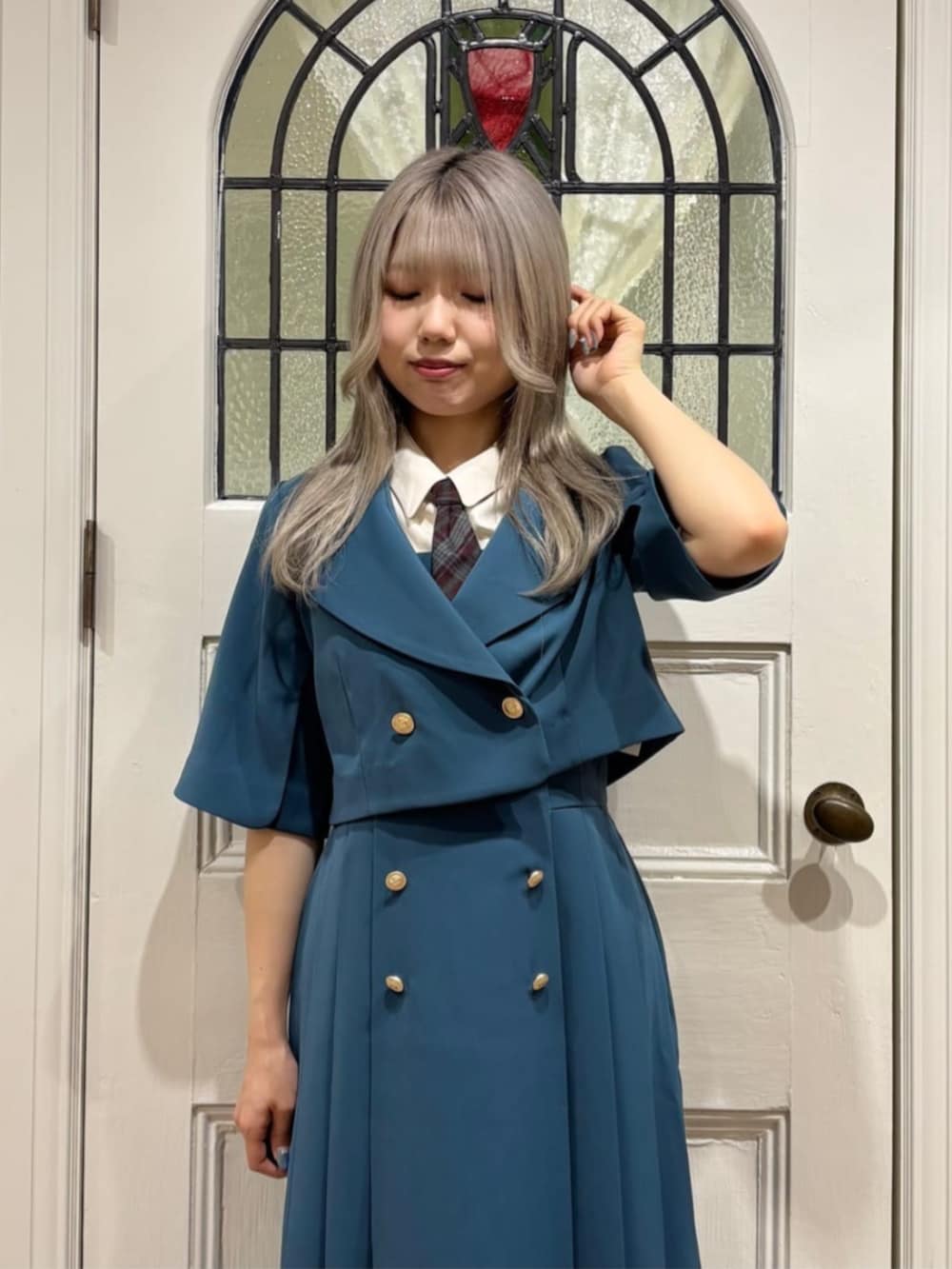 ブラウン系のローファー、ホワイト系のTシャツ/カットソー、ブルー系のジャンパースカートを着用したレディースの夏コーディネートの2枚目の写真