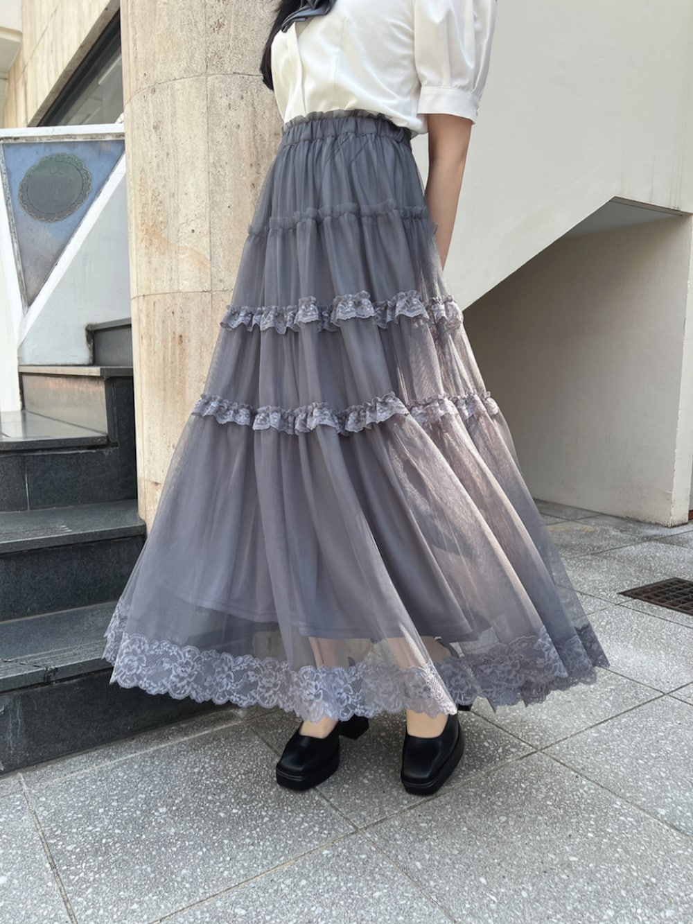 「fint、an another angelus、骨格ウェーブ、骨格ナチュラル、ブルべ、夏コーデ、お出かけコーデ、ootd、モノトーン、モノトーンコーデ、グレー、ブラウス、チュール、チュールスカート、厚底シューズ」｜「an another angelusのドレープタイ付きシャツ【新色追加】（シャツ/ブラウス、ホワイト系）」を使った、F i.n.tさん（骨格ウェーブ・レディース・157cm）の夏コーディネートの3枚目の写真