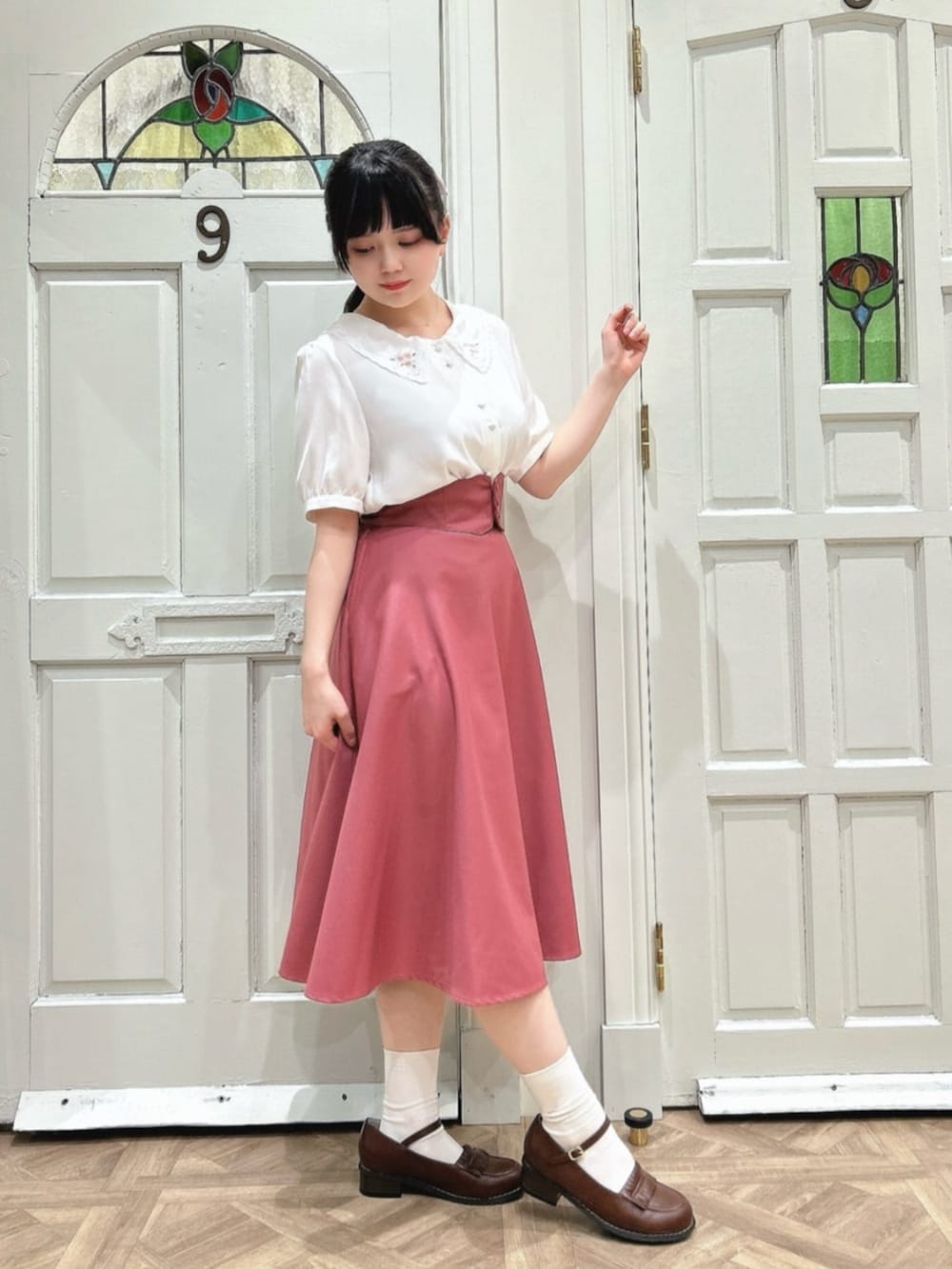 「fint、an another angelus、骨格ストレート、ブルベ冬、春コーデ、夏コーデ、お出かけコーデ、今日のコーデ、ガーリー、ブラウス、スカート、スカートスタイル、リボン、刺繍、ローファー」｜「F i.n.tのストラップローファー（ローファー、ブラウン系）」を使った、F i.n.tさん（骨格ストレート・レディース・156cm）の春コーディネートの2枚目の写真