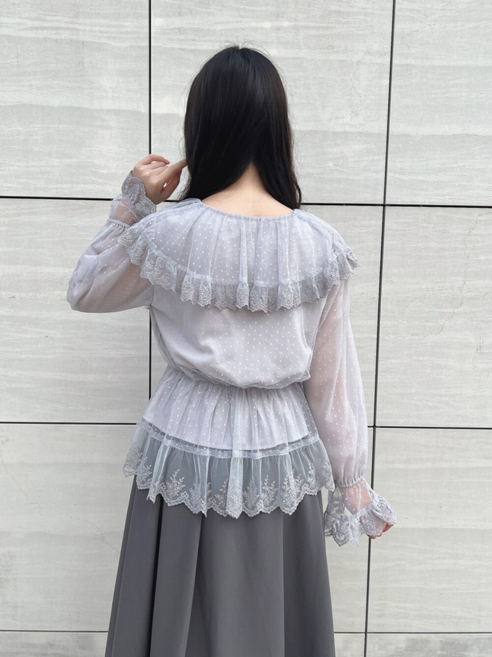 ブラック系のパンプス、グレー系のシャツ/ブラウスを着用したレディースの秋コーディネートの3枚目の写真