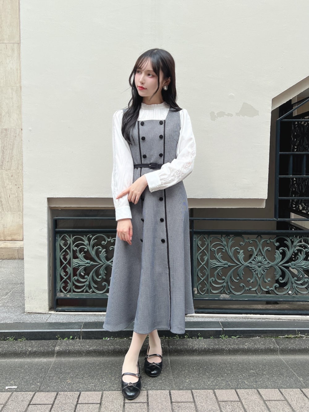 ブラック系のパンプス、ブラック系のセットアップ、ホワイト系のシャツ/ブラウスを着用したレディースの秋コーディネートの3枚目の写真