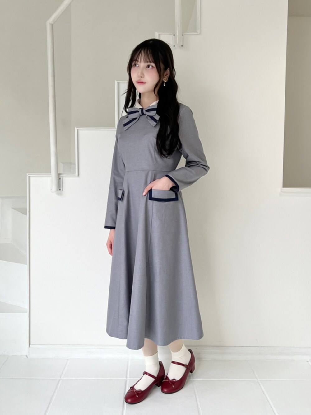 グレー系のワンピース、レッド系のバレエシューズを着用したレディースの秋コーディネートの2枚目の写真