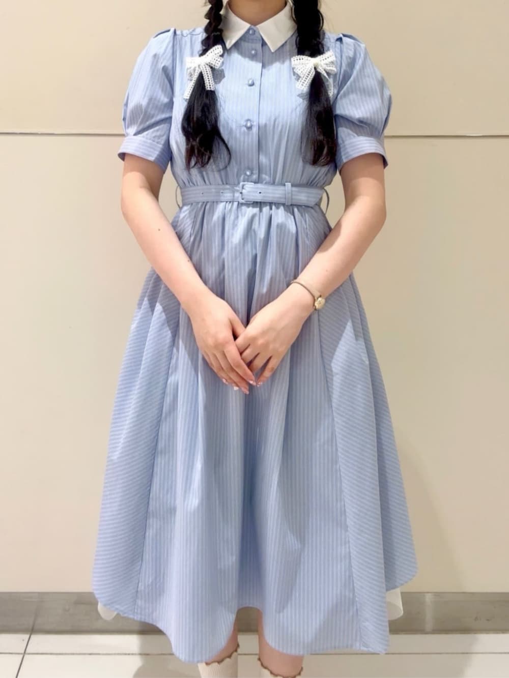 「fint、an another angelus、骨格ウェーブ、ブルべ夏、春コーデ、初夏コーデ、ガーリー、ワンピース、ワンピーススタイル、シャツワンピ、ストライプ、チュール、フリル、バックスタイル、ローファー」｜「F i.n.tのストラップローファー（ローファー、ブラック系）」を使った、F i.n.tさん（骨格ウェーブ・レディース・160cm）の春コーディネートの3枚目の写真